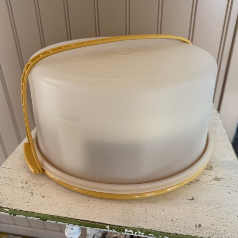 Tupperware Cake or Pie Carrier - Gold with added shelf